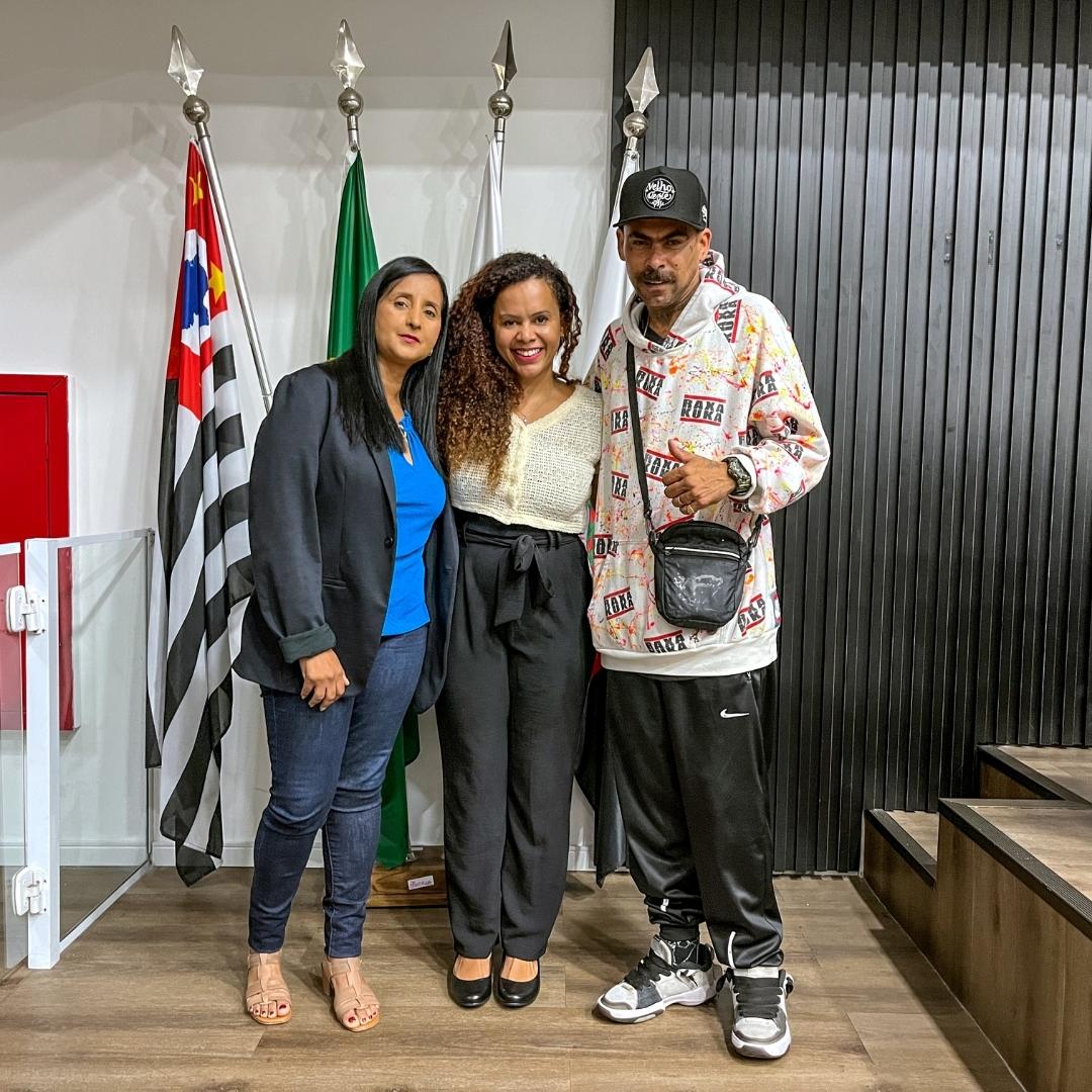 Najara Costa em ação pública no território com moradores